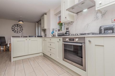 4 bedroom detached house for sale, Dixon Court, Farnley, Leeds
