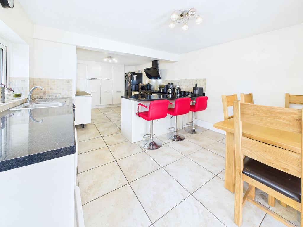 Kitchen / Dining Area