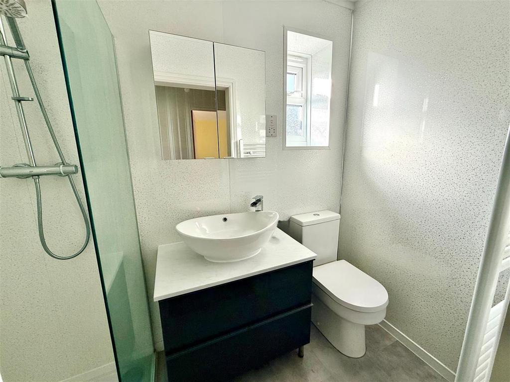 Ensuite 2.jpg