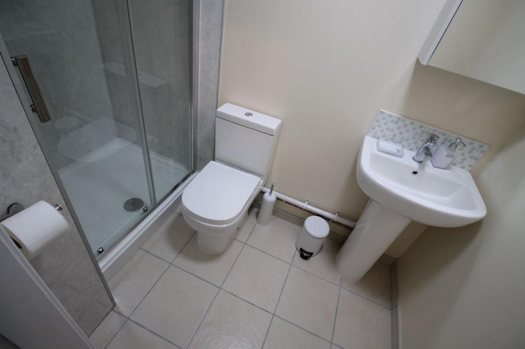 A clean and neatly maintained bathroom featurin...