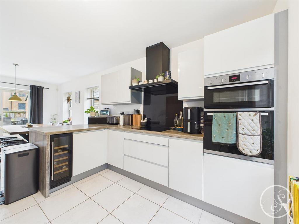 Kitchen/diner/sitting area