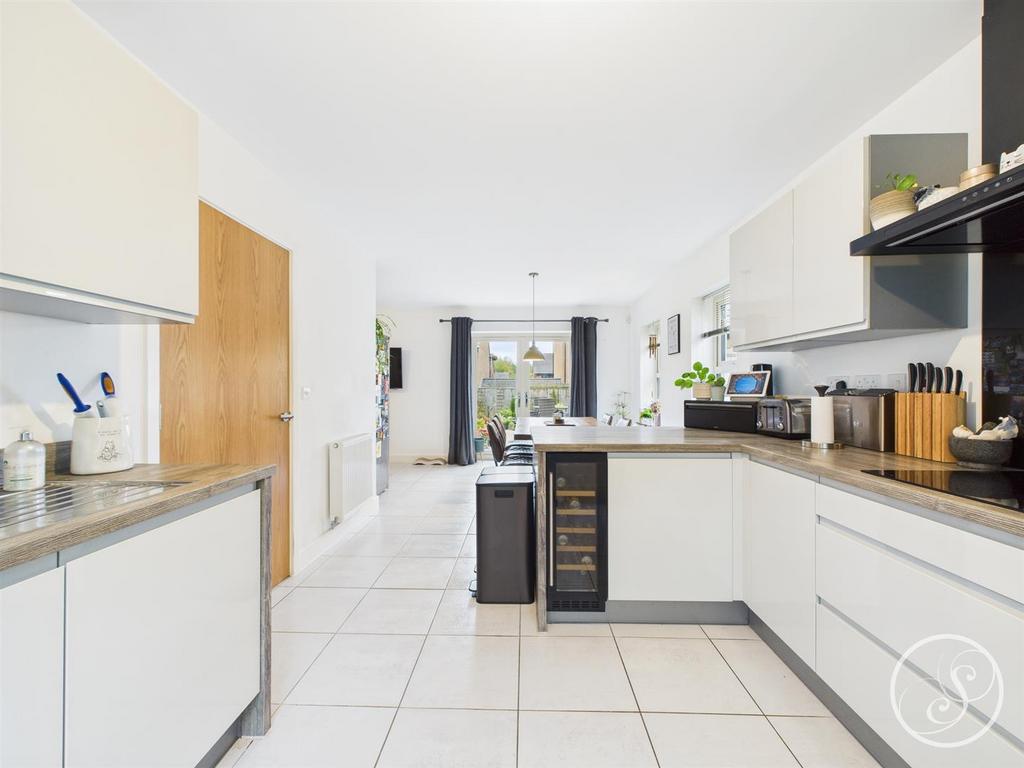 Kitchen/diner/sitting area
