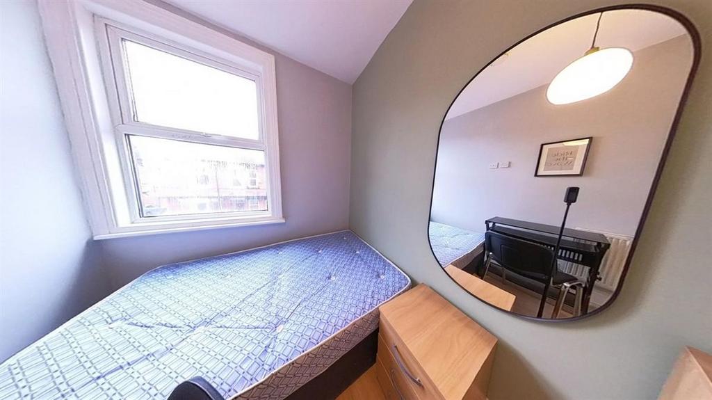 Compact, tidy single bedroom with a comfortable...