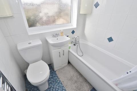 3 bedroom terraced house to rent, Rom Crescent, Romford, RM7