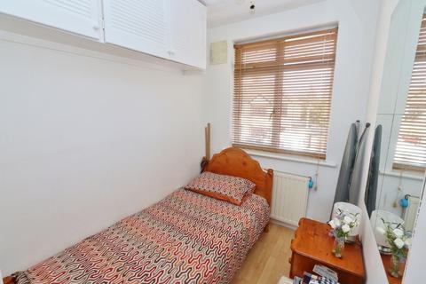 3 bedroom terraced house to rent, Rom Crescent, Romford, RM7