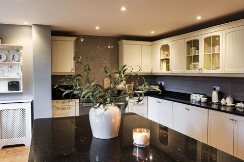 4 bedroom detached house for sale, Harlestone Road, Northampton NN5