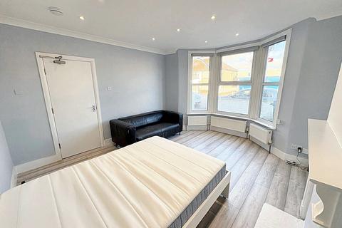 1 bedroom in a house share to rent, Room 6, 25 Gilbert Road, Belvedere, DA17