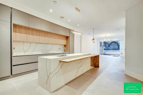 undefined, Kings Avenue, London