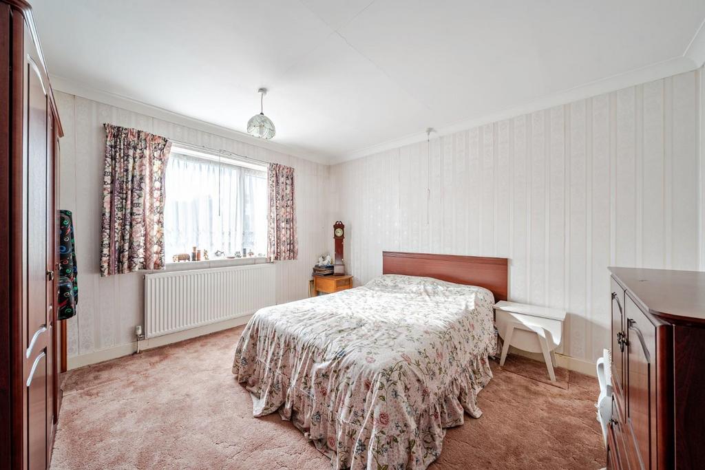 Bedroom 1.jpg