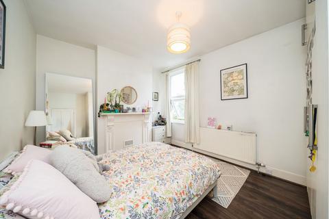 3 bedroom flat to rent, Leopold Road, London SW19