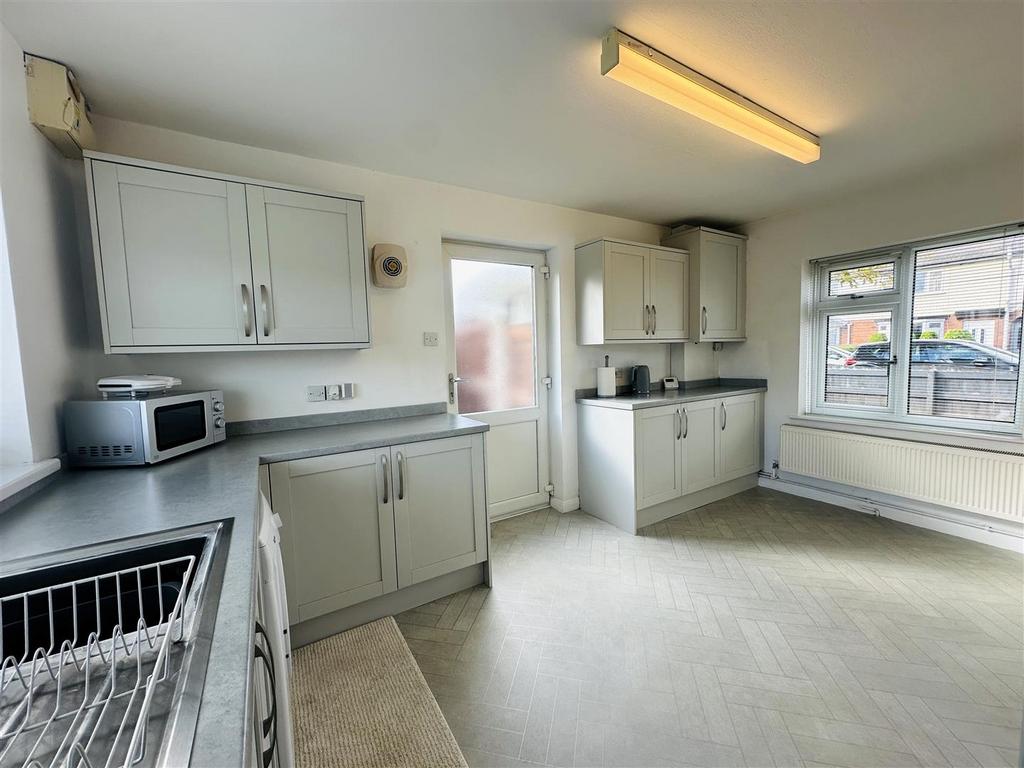 Kitchen 2.jpg