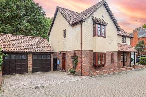 4 bedroom detached house for sale, Tyrells, Hockley SS5