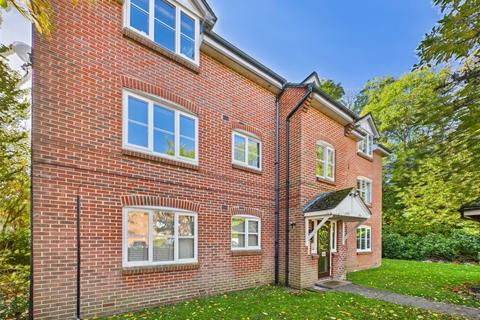 2 bedroom apartment to rent, Bankside Close, Isleworth