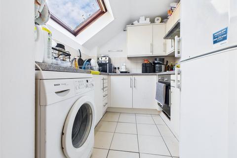 2 bedroom apartment to rent, Bankside Close, Isleworth