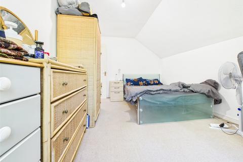 2 bedroom apartment to rent, Bankside Close, Isleworth