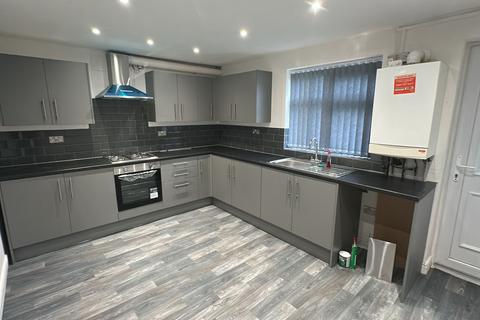 3 bedroom semi-detached house to rent, Blanwood Drive, Manchester M8