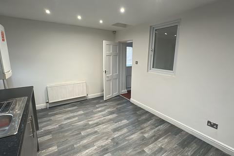 3 bedroom semi-detached house to rent, Blanwood Drive, Manchester M8