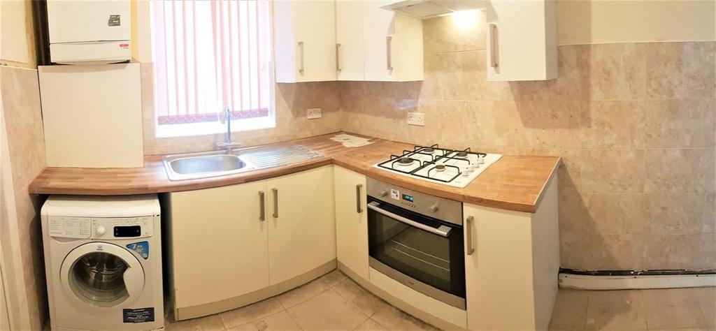 Compact fitted kitchen with wood-effect worktop...
