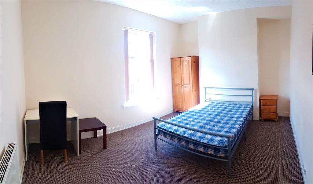 Bright, simply furnished double bedroom with a ...
