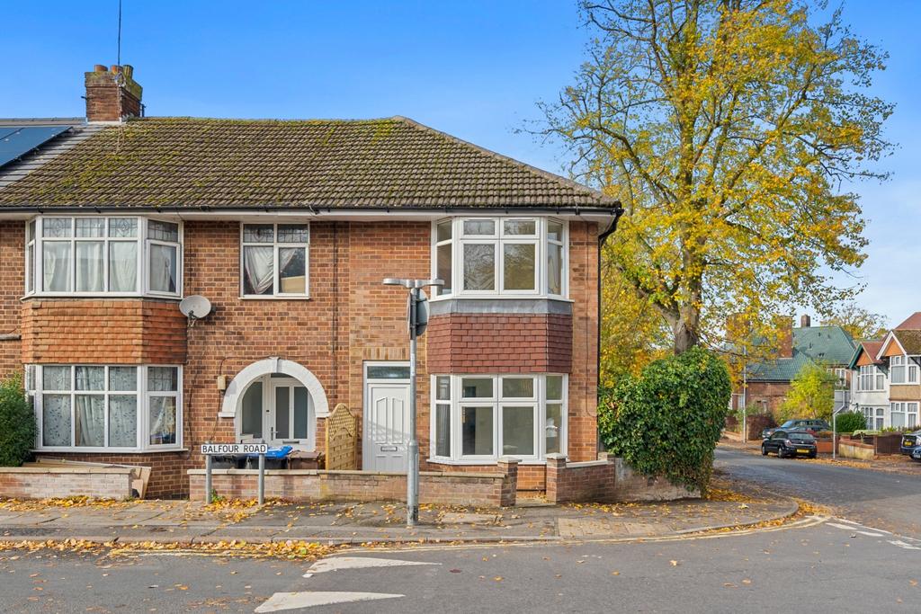 168 Balfour Rd Web02