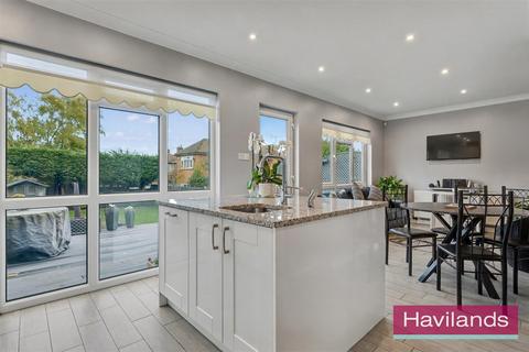 3 bedroom semi-detached house for sale, Lonsdale Drive, Enfield