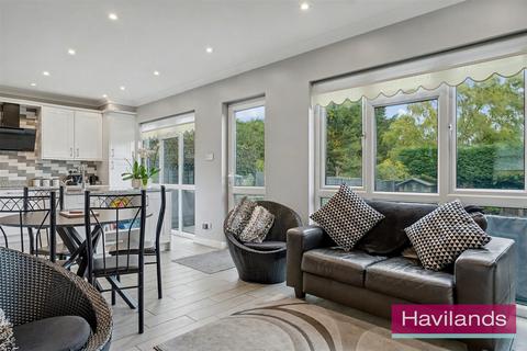 3 bedroom semi-detached house for sale, Lonsdale Drive, Enfield