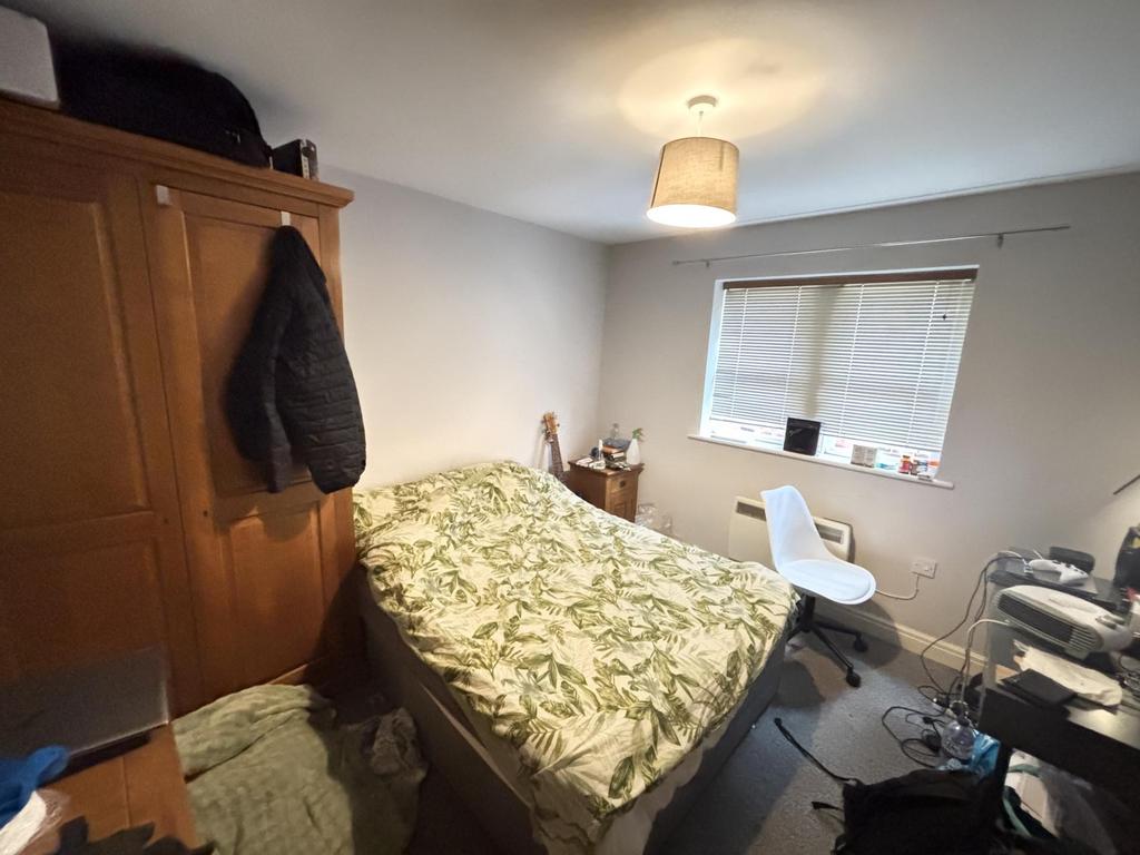 A cozy bedroom featuring a double bed with a fl...