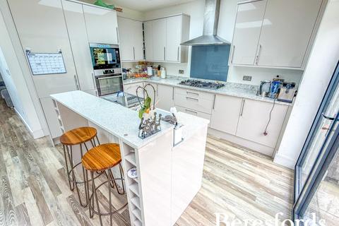 3 bedroom bungalow for sale, Howard Road, Upminster, RM14