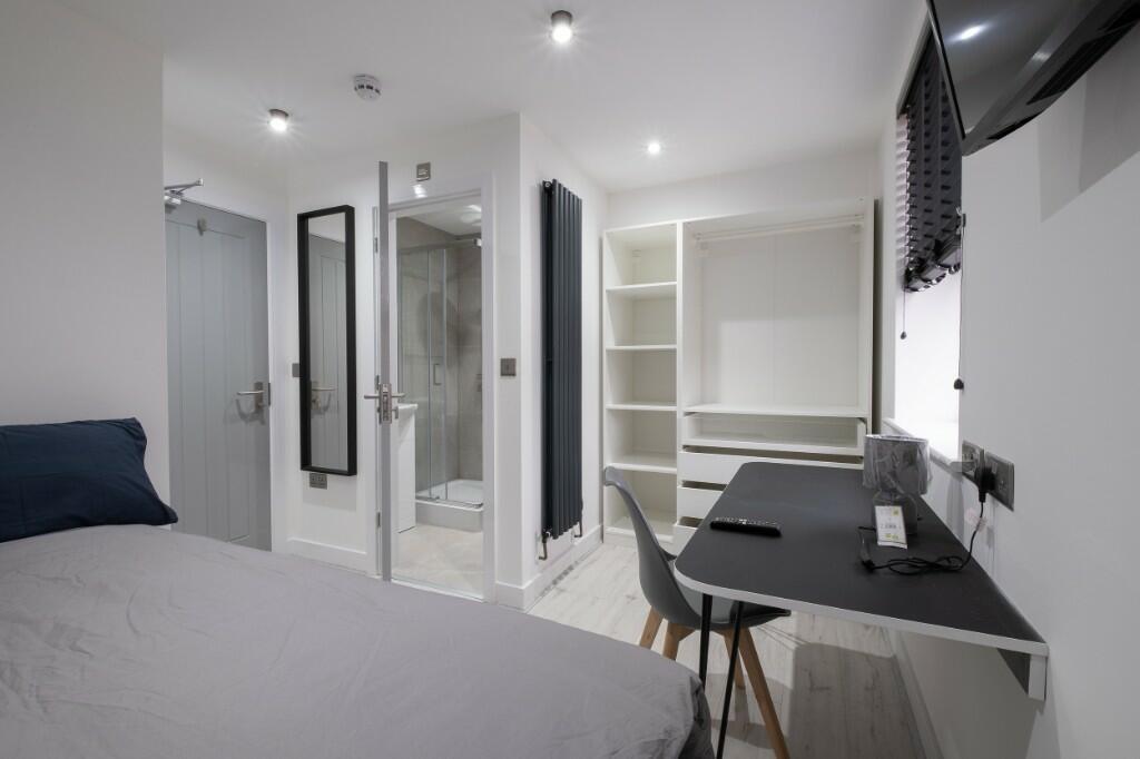 Bright, modern double bedroom with built-in she...