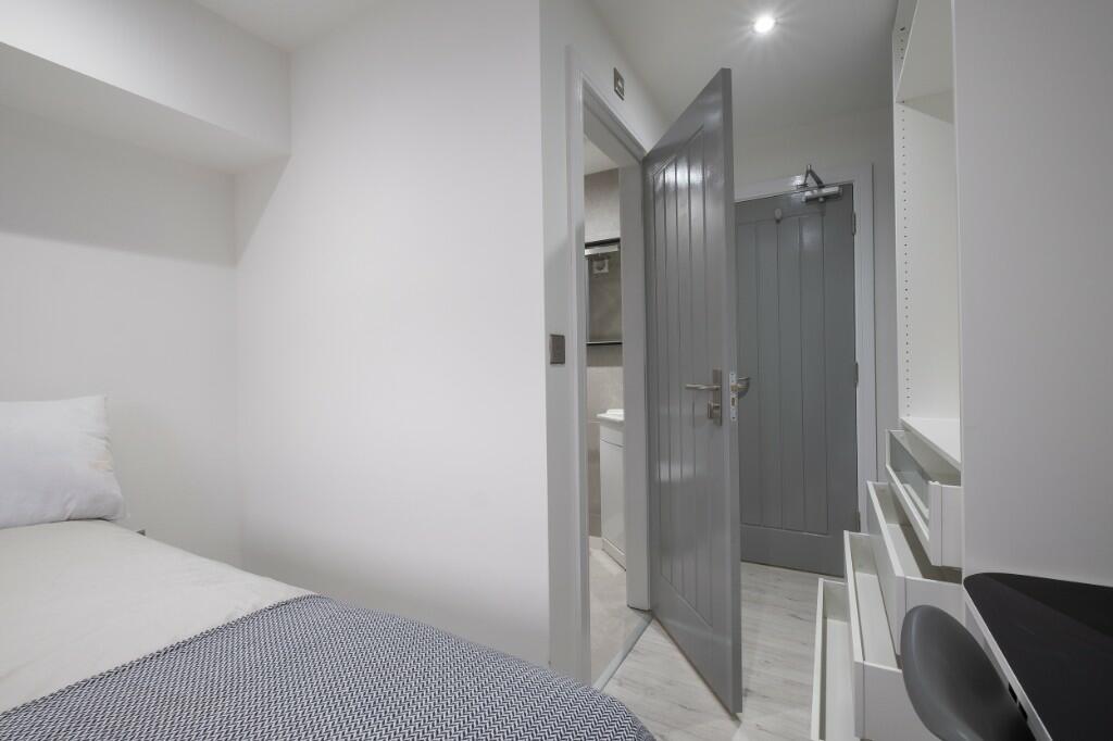 Compact, neatly presented single bedroom with n...