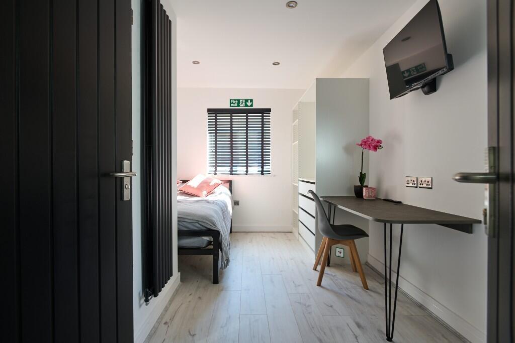 Bright, modern single bedroom with a comfortabl...
