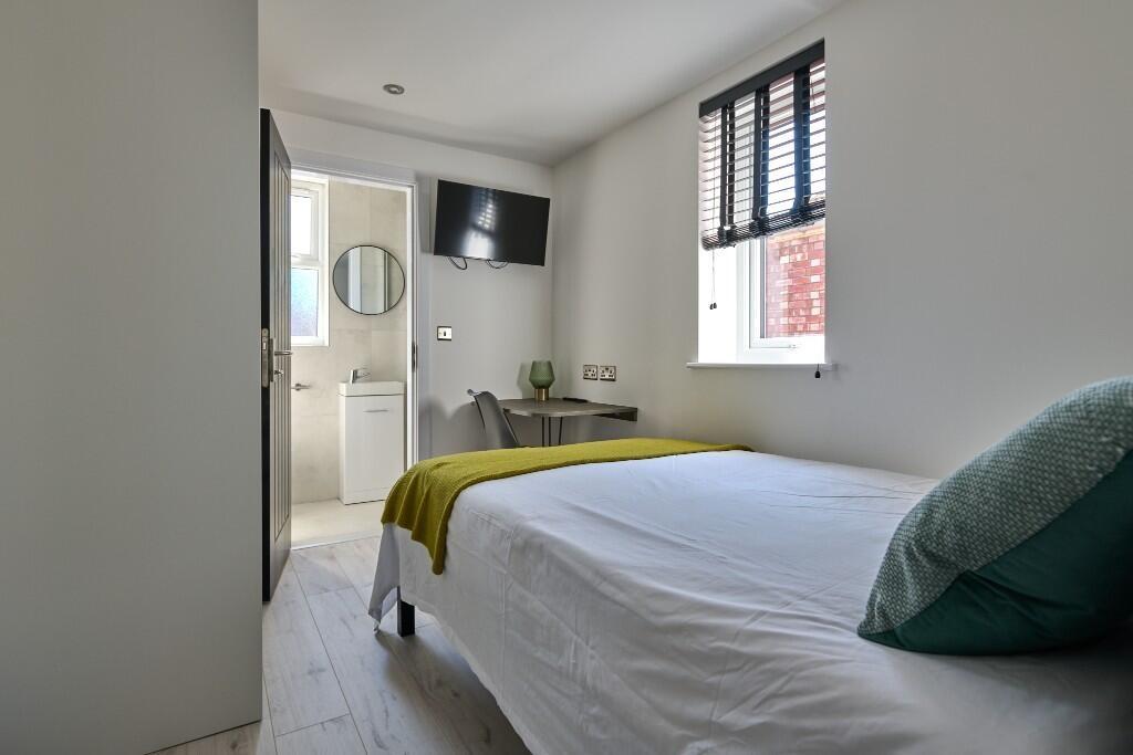 Bright, modern double bedroom with a comfortabl...