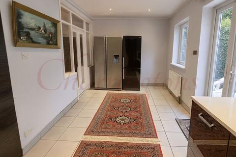 undefined, SPACIOUS 5 BEDROOM SEMI-DETACHED HMO AVAILABLE FOR COMPANY LET