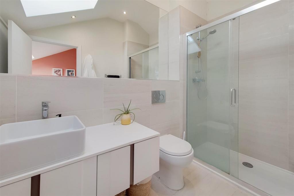13 Main Ensuite-1.jpg