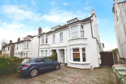 2 bedroom apartment to rent, Cedar Road Sutton SM2