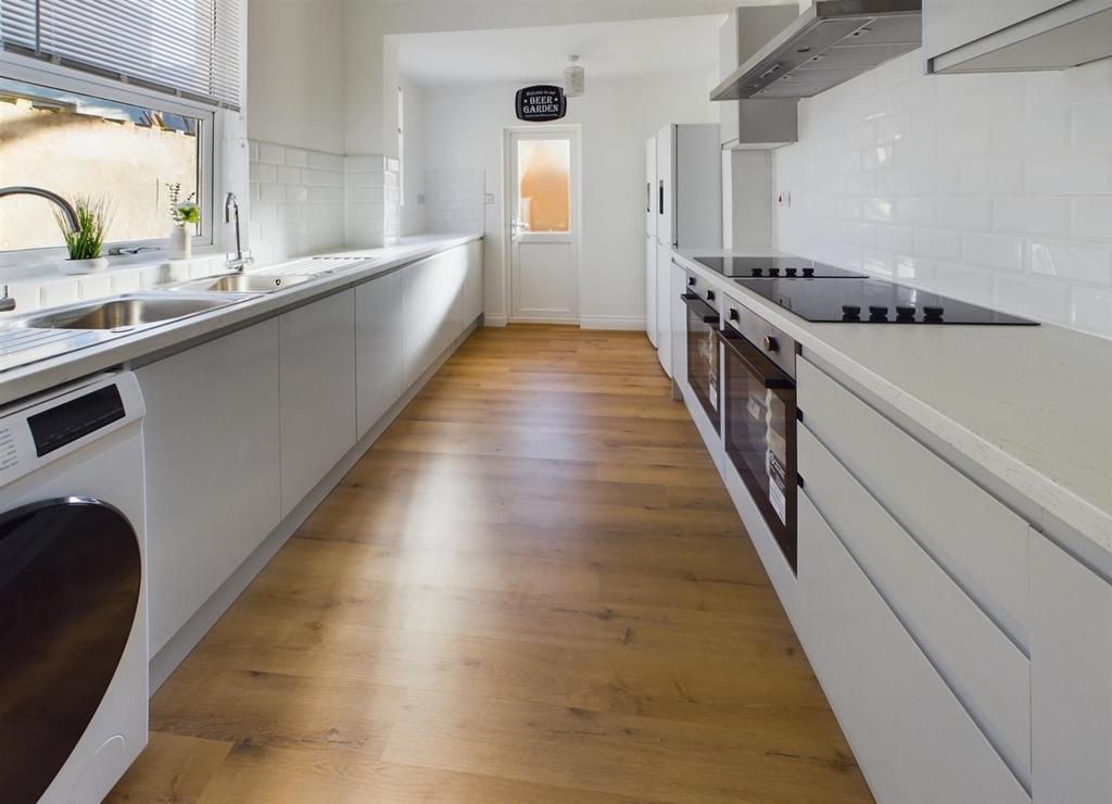 Kitchen 2.jpg