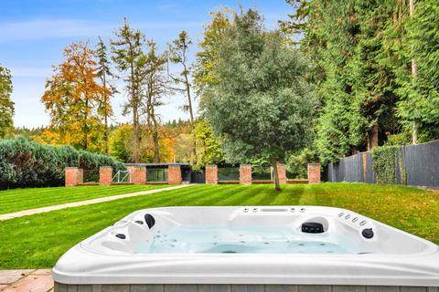 5 bedroom detached house for sale, Wellhouse Road, Alton GU34