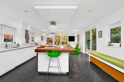 5 bedroom detached house for sale, Wellhouse Road, Alton GU34