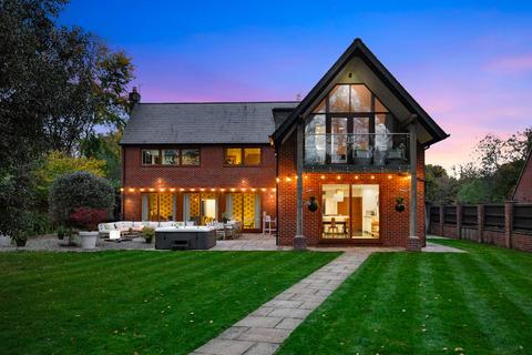 5 bedroom detached house for sale, Wellhouse Road, Alton GU34