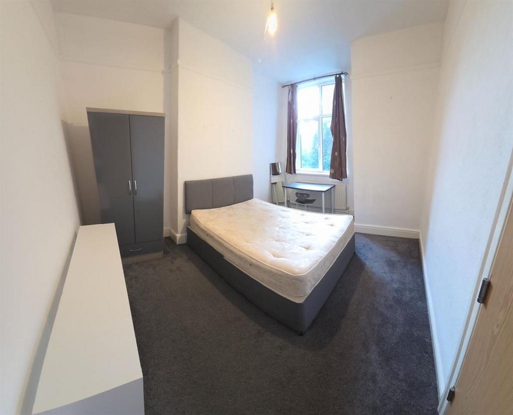 Bright, simply furnished double bedroom with a ...