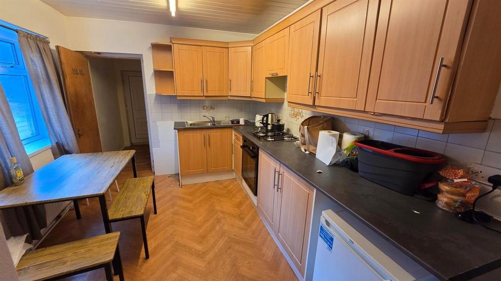 Bright, well-equipped kitchen with plenty of cu...