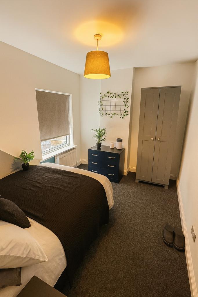 Well-presented double bedroom with a comfortabl...