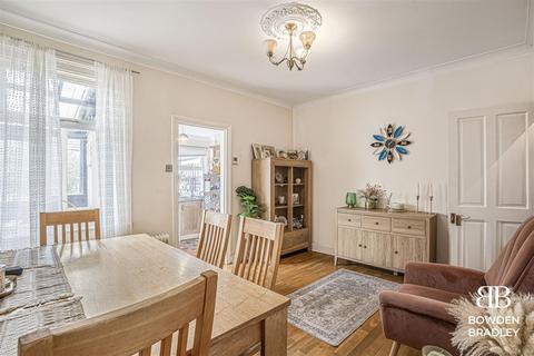 5 Salisbury Road, Chingford, London, E4 6TA