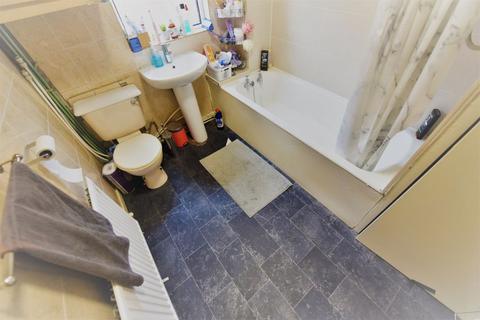 1 bedroom in a house share to rent, 49 Harold View (House Share)