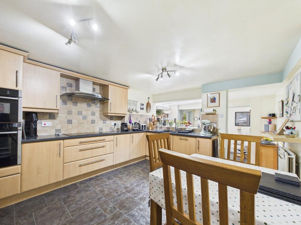 Kitchen/Breakfast Area