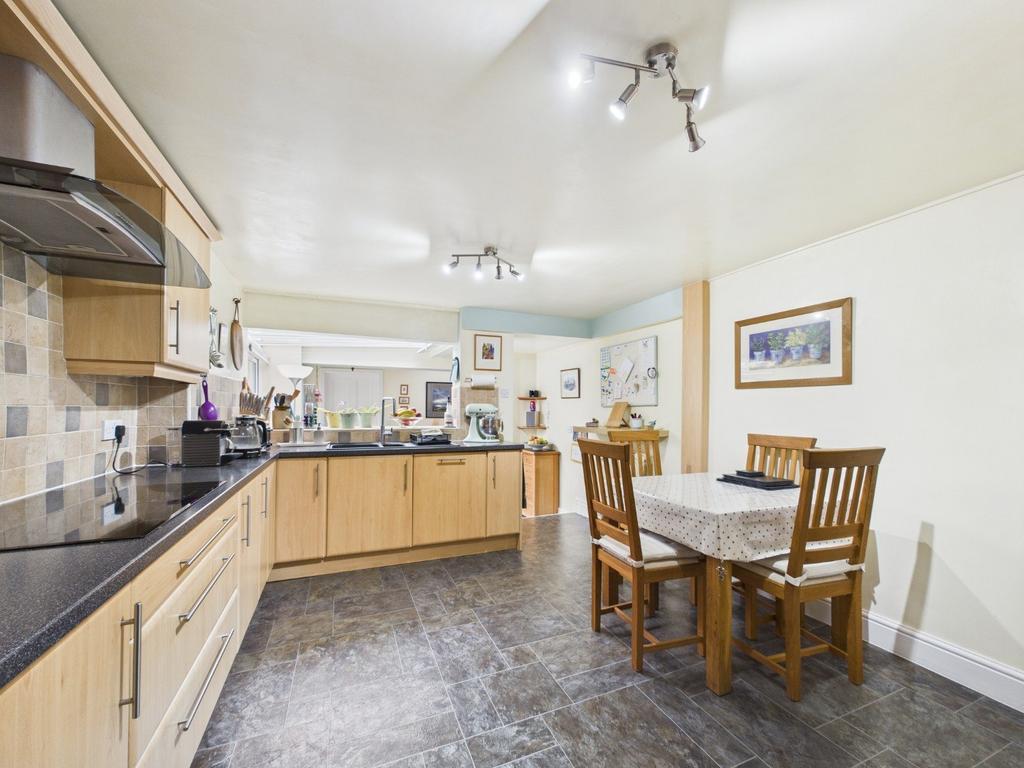 Kitchen/Breakfast Area