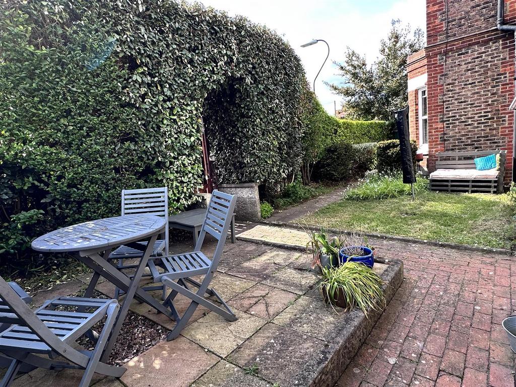 01323 438506