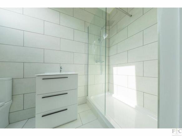 MASTER EN-SUITE.jpeg