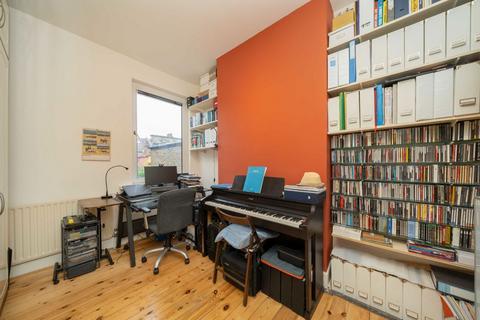 2 bedroom flat for sale, Douglas Road, London NW6