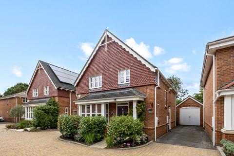 Fivens Place, Horsham, RH12